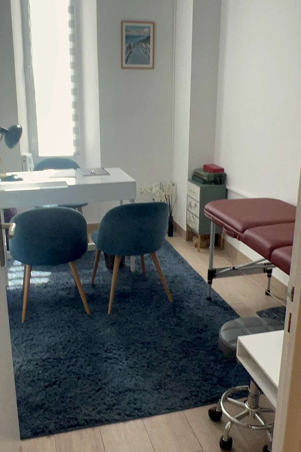 Salle du cabinet, tapis bleu et lumière du jour