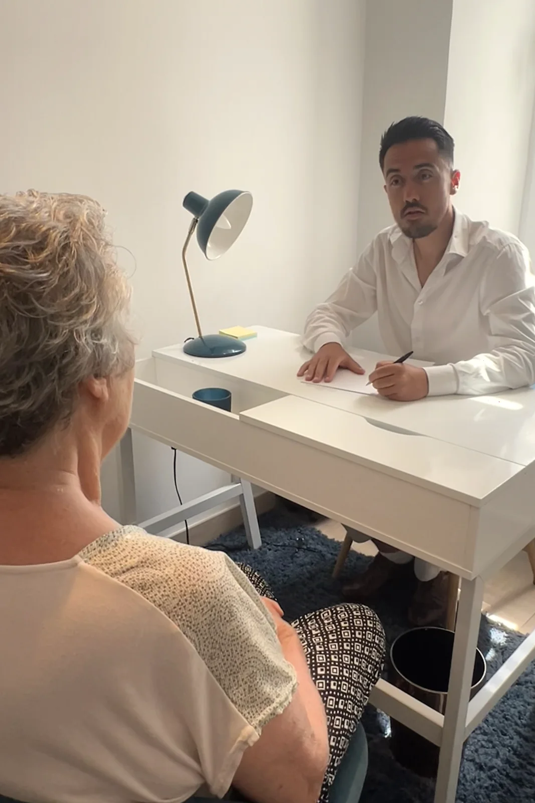 Jérémie Hanrival en échange avec un patient au cabinet