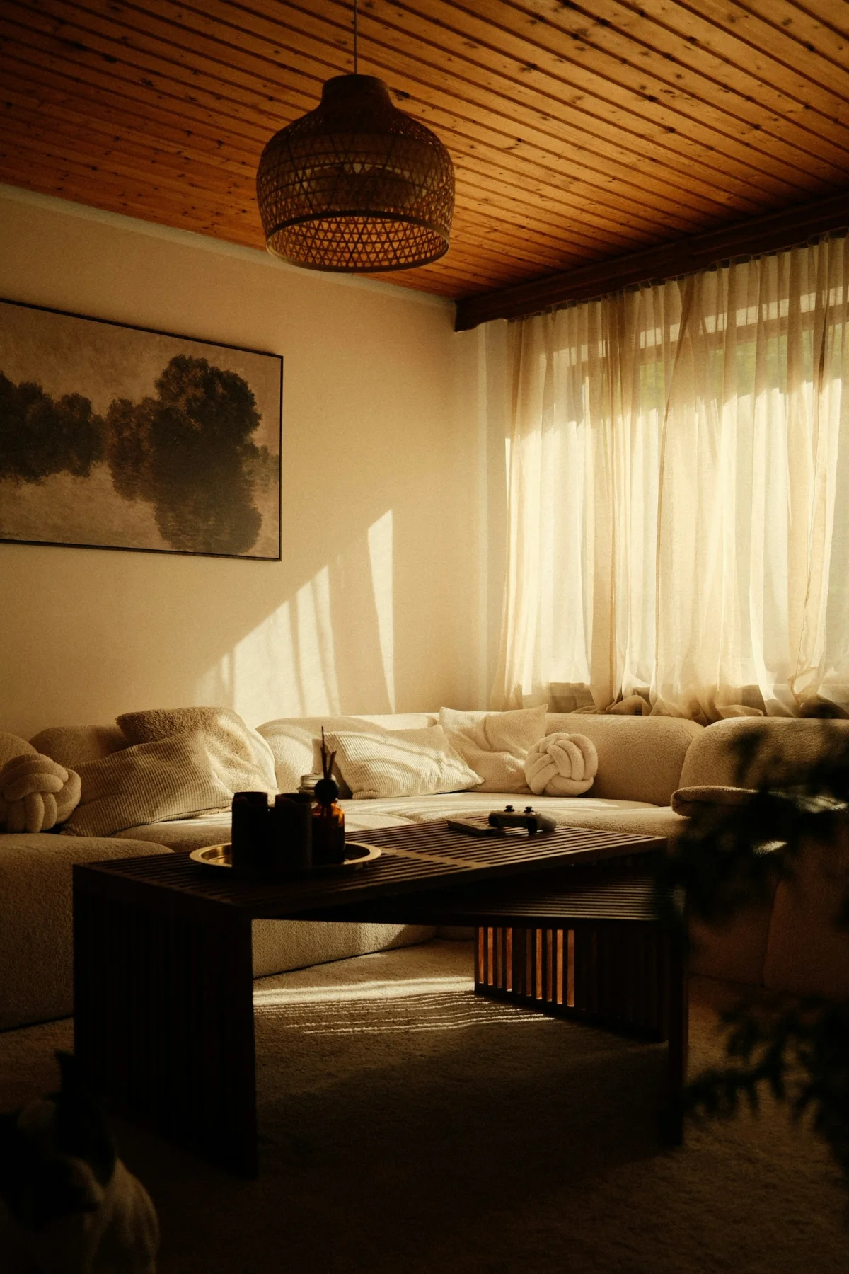 Intérieur chaleureux baigné de lumière naturelle